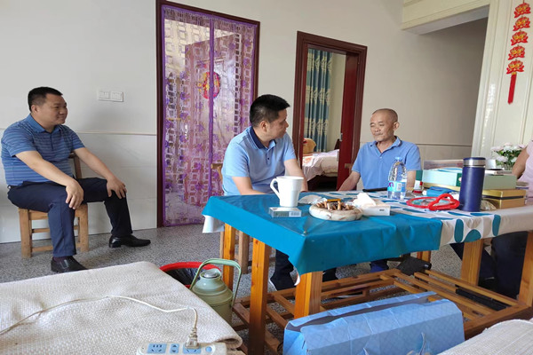 汉寿县农业农村局负责人走访慰问结对帮扶对象