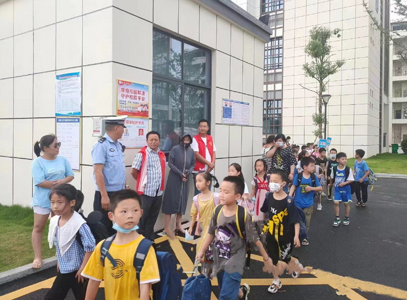 汉寿县公安交警大队在芙蓉学校设立“护学岗”