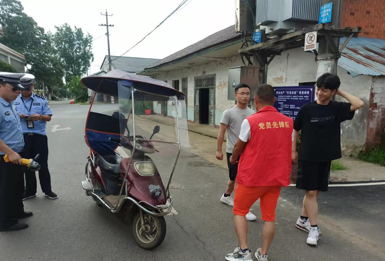 聂家桥乡开展“拆伞戴帽”专项整治行动