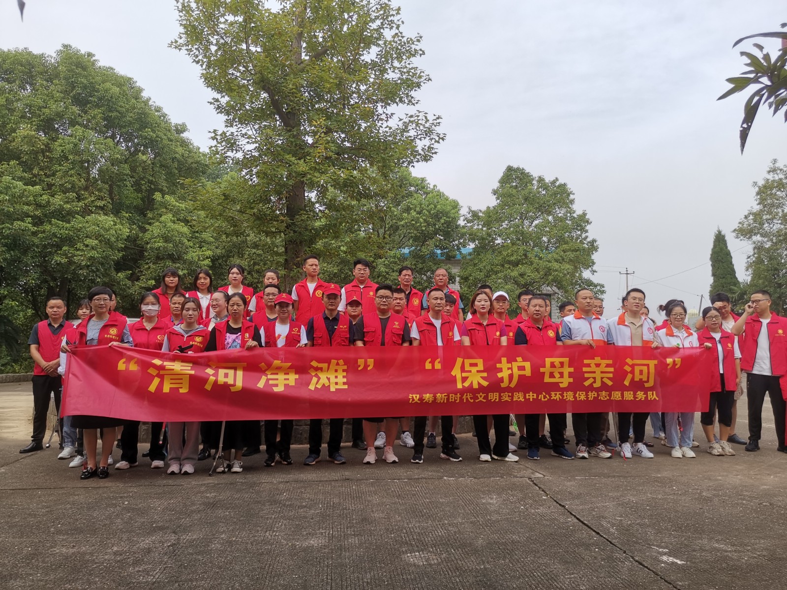 汉寿县环境保护志愿服务队开展 “清河净滩 保护母亲河”志愿服务活动