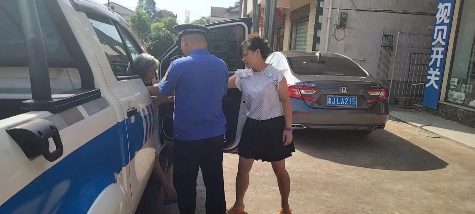 汉寿城管：老人因高温晕倒  巡查城管暖心照顾