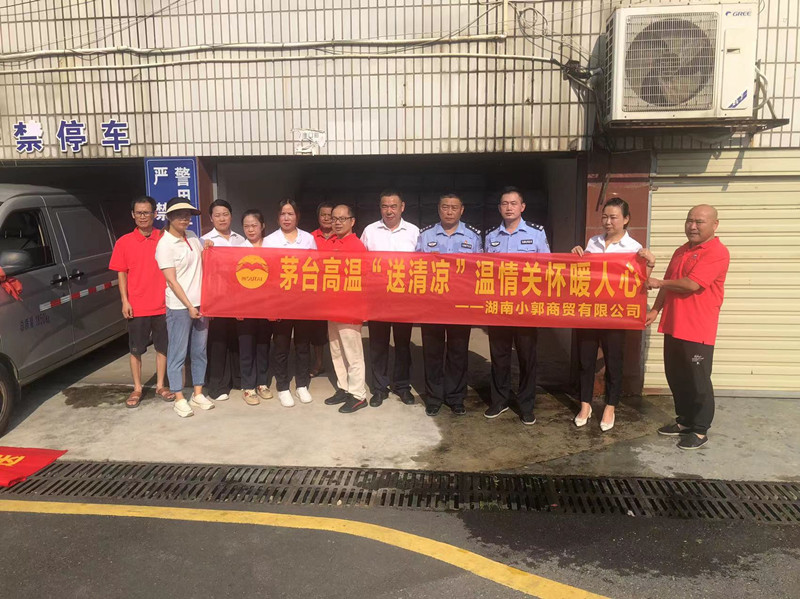 汉寿爱心企业为保畅一线交警送“清凉”