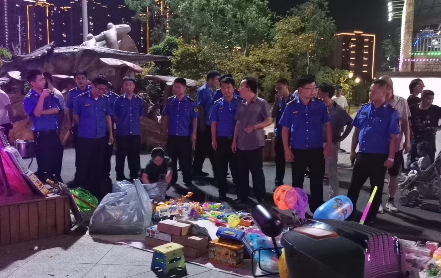 【文明城市 你我共建】汉寿城管开展城区公园专项整治行动