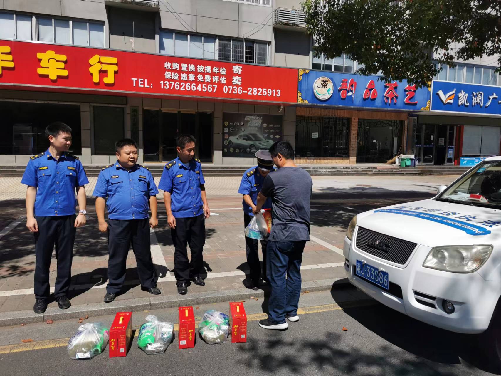 汉寿县城管执法局开展“炎炎夏日送清凉  情系基层暖人心”活动