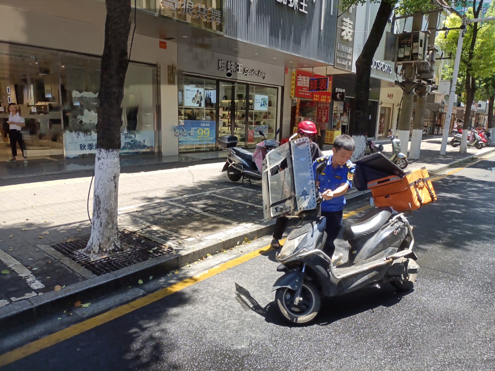 【文明城市 你我共建】外卖小哥不慎摔倒   城管善举见证文明