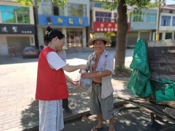 罐头嘴镇开展“炎炎夏日送清凉 丝丝关爱入心田”志愿活动