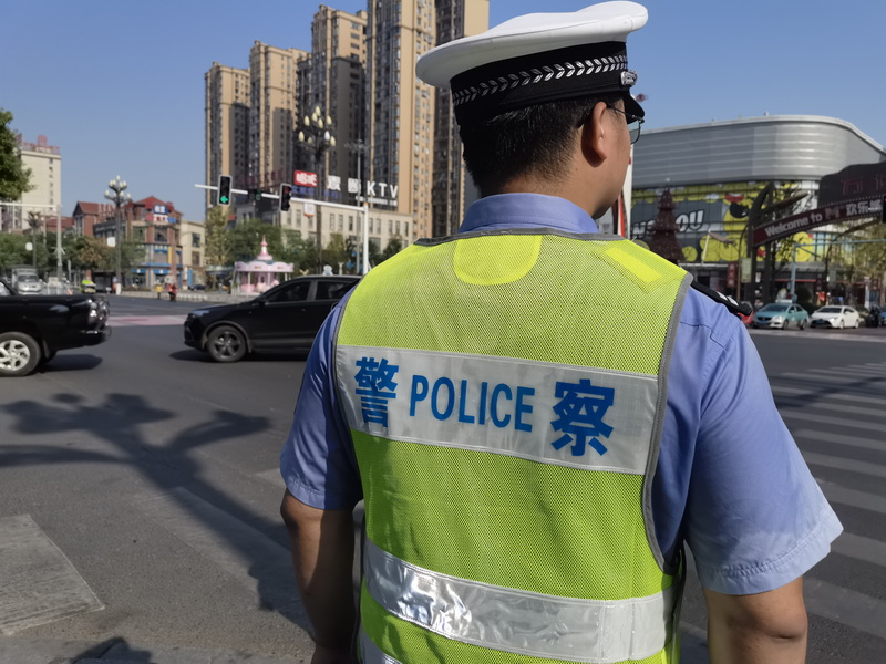 汉寿交警：高温“烤”验  守护畅安