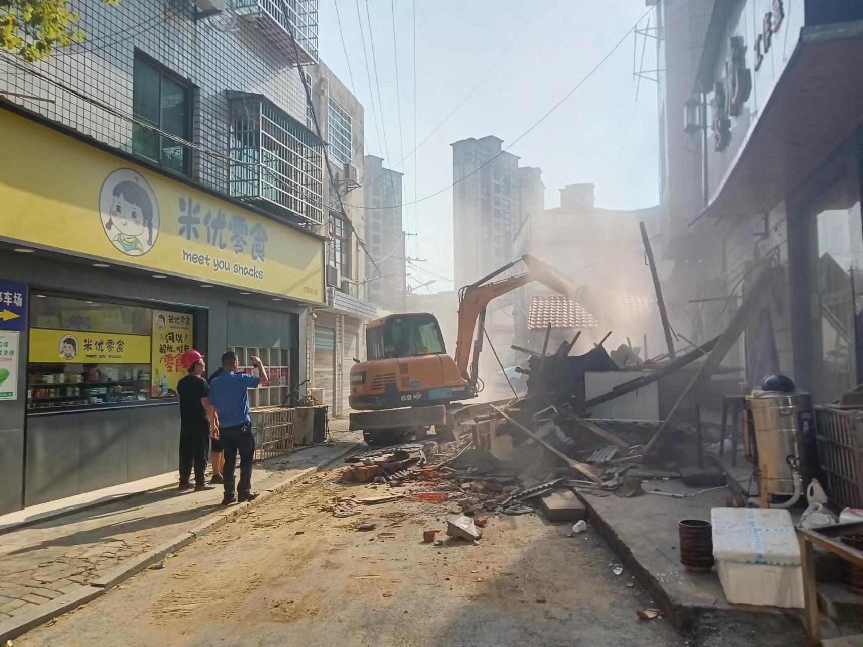 【安全生产进行时】龙阳街道：持续拆违拆危 助推房屋安全整治