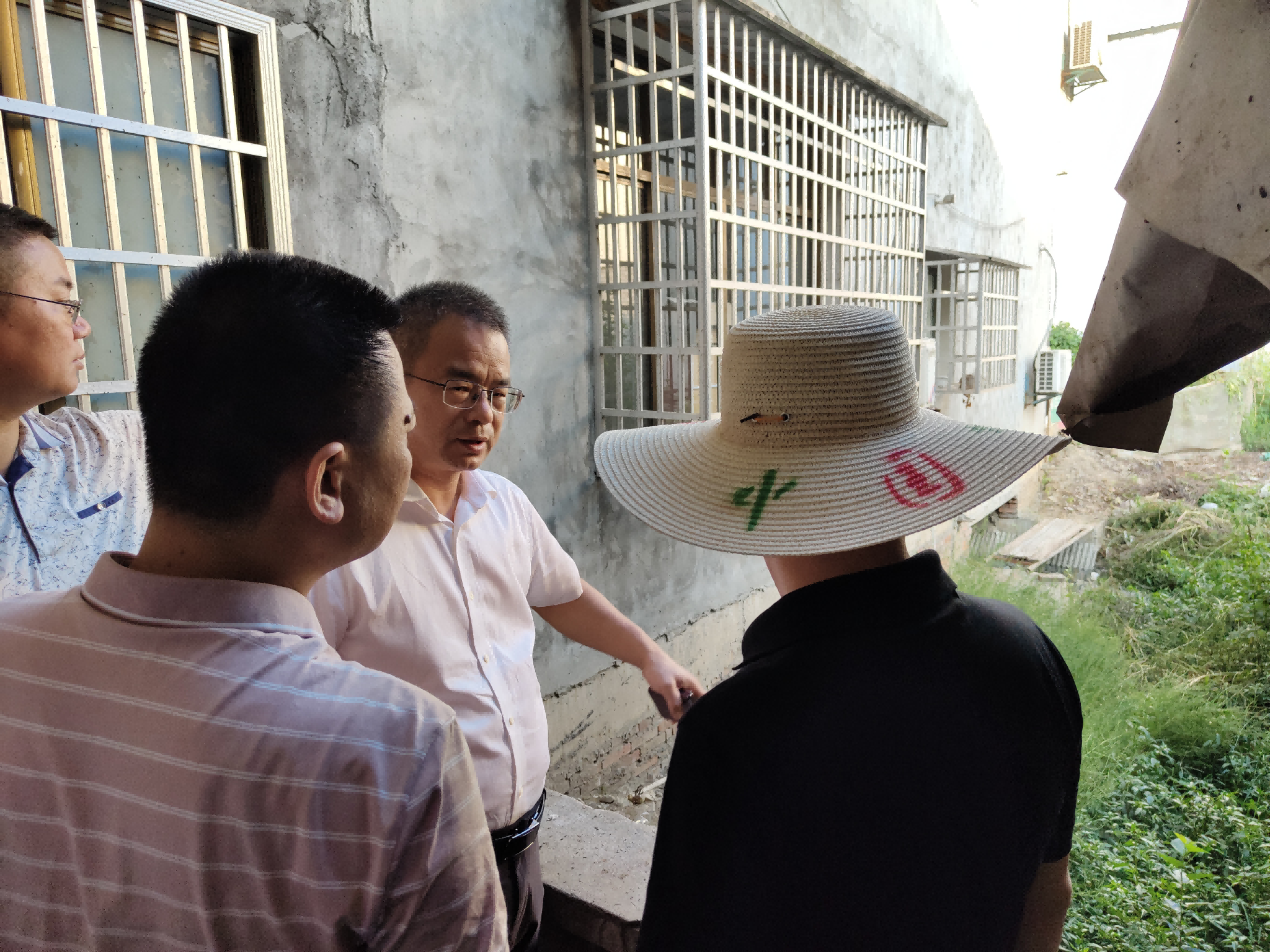 市生态环境局汉寿分局督导酉港镇鼎山社区黑臭水体整治