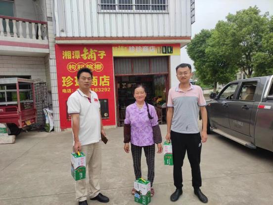 坡头镇：开展慰问环卫工人活动
