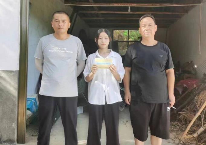 崔家桥镇：爱心企业家刘小凡  助家乡学子圆梦