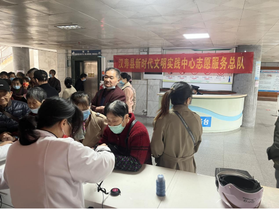 汉寿县新时代文明实践中心医疗卫生志愿服务队开展老年人免费健康体检服务