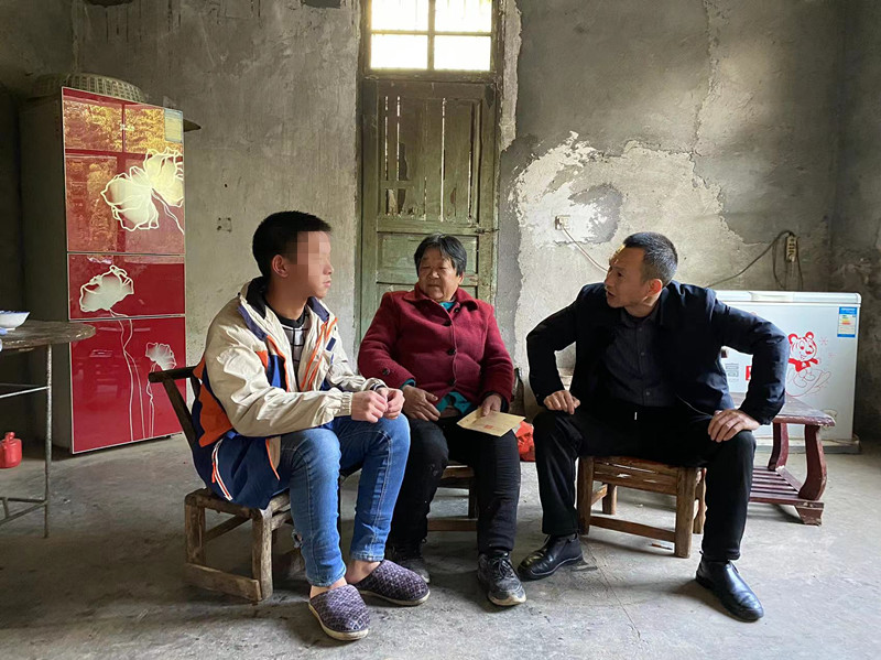 汉寿县城管执法局开展结对帮扶困境学子走访慰问活动