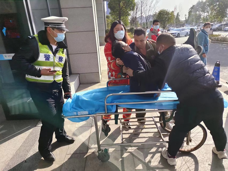 汉寿交警：为生命开道  紧急护送危重病人就医