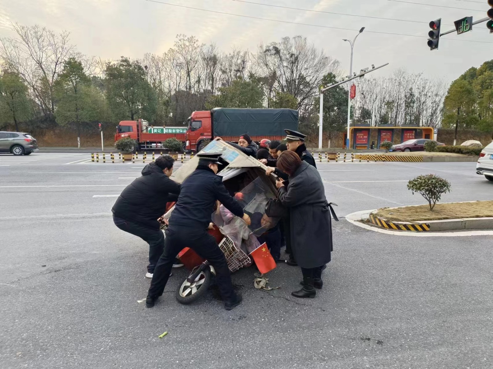 汉寿城管：目睹车祸   执法队员暖心救助
