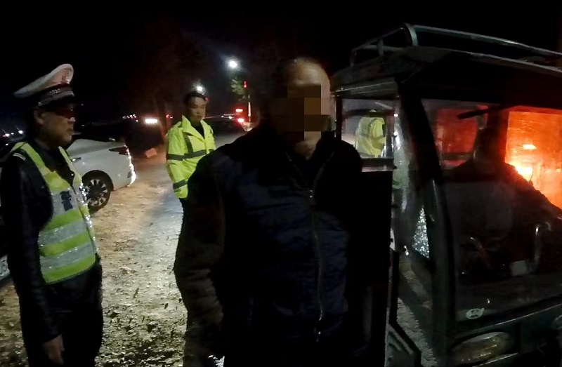 汉寿：七旬老人无证酒驾被查 暖心交警送其回家
