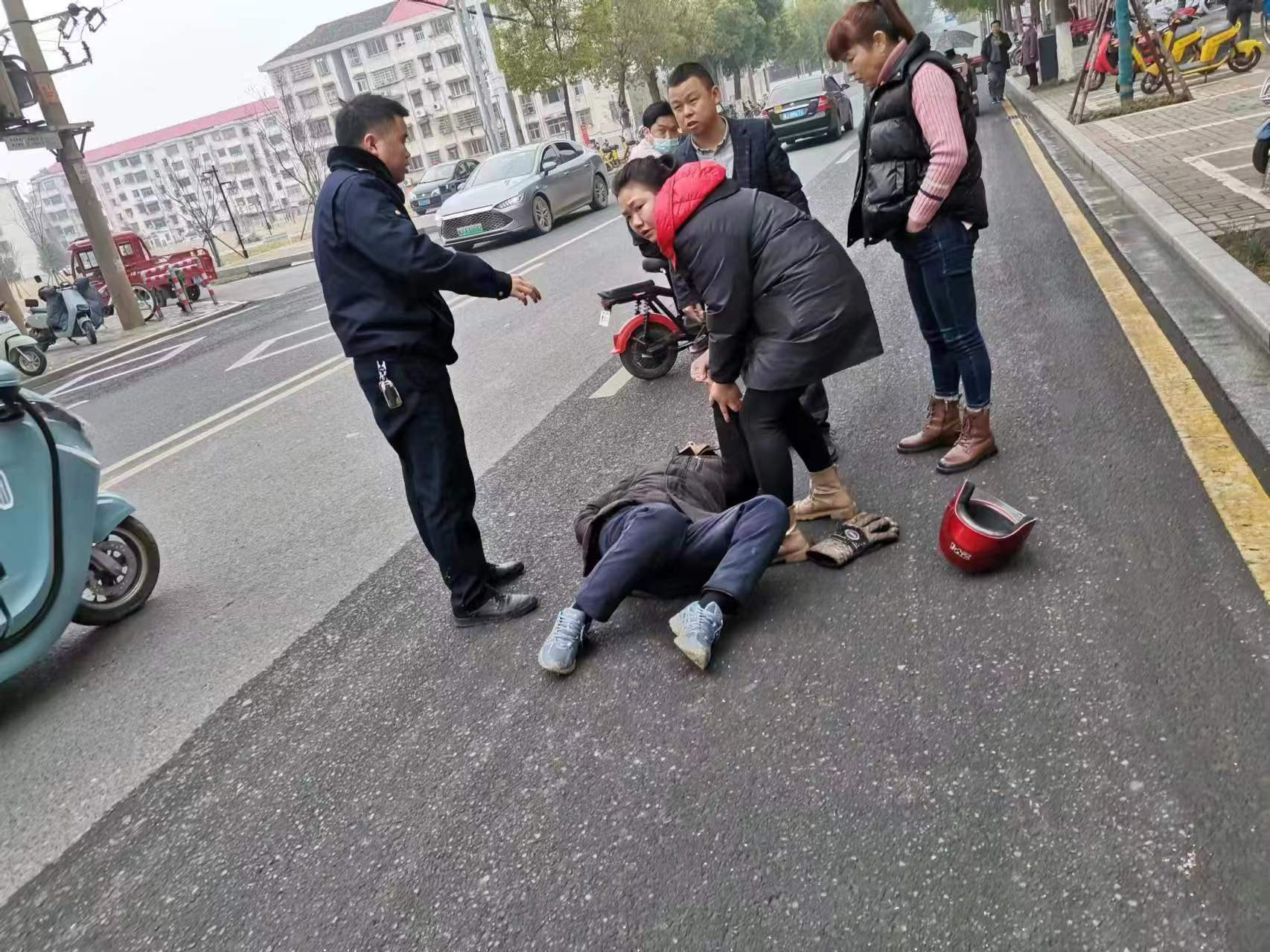 汉寿城管：七旬老人骑车摔倒  执法队员接力相助