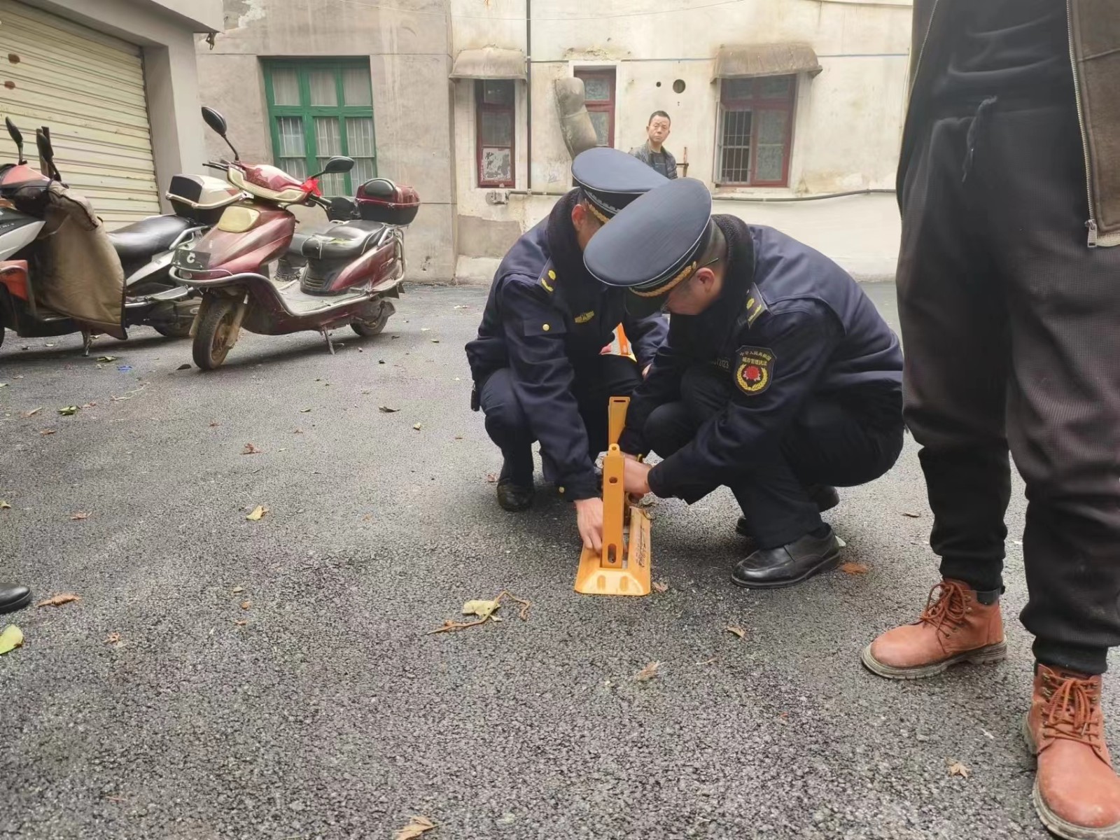 汉寿县城管执法局：依法拆除地锁 还路于民
