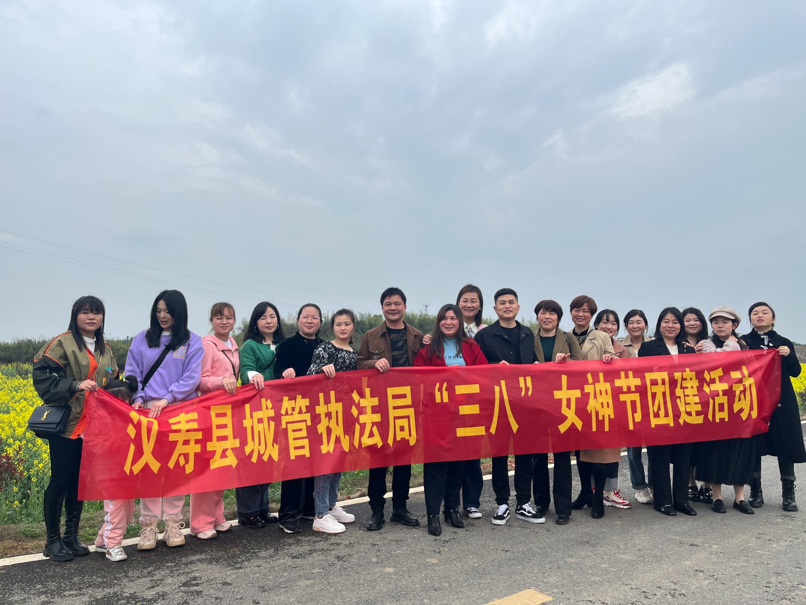 汉寿城管：开展“春风暖巾帼，团建聚人心”活动