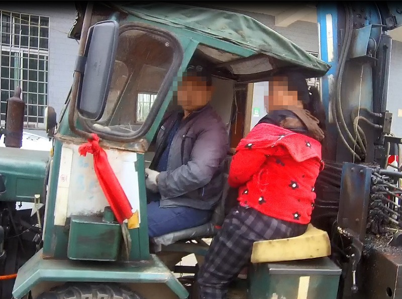 汉寿交警提醒：拖拉机载人危险又违法 农忙时节莫忘安全出行