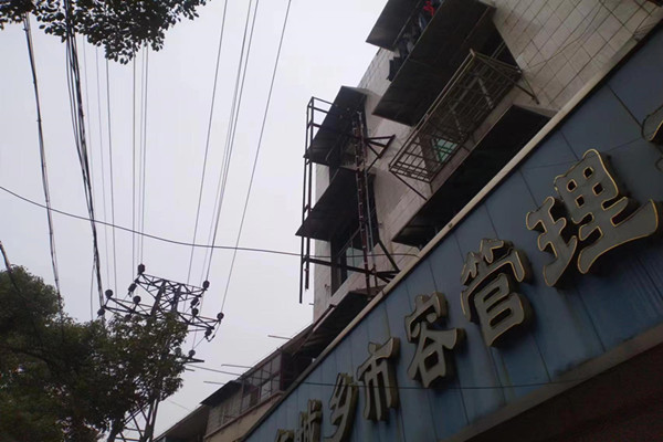 汉寿县城管执法局：依法拆除违规广告牌 让城市有“颜”有“序”