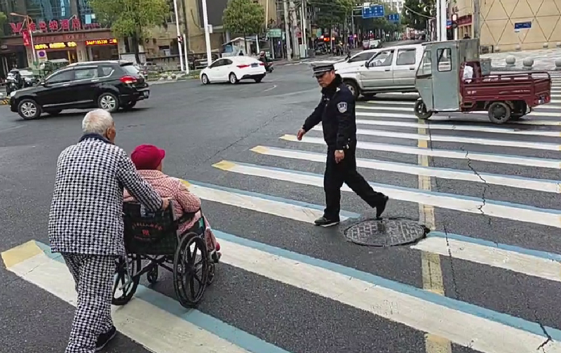 汉寿交警：车流中护送“轮椅老人”过马路