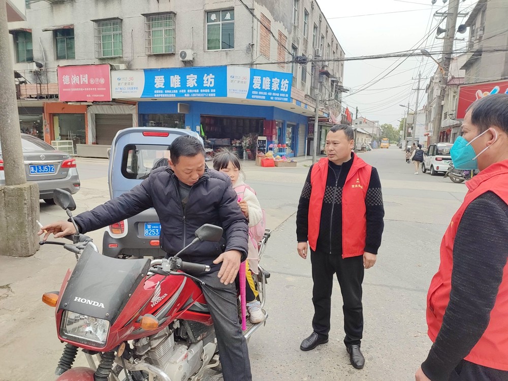 【打好安全生产巩固提升仗】坡头镇开展道路交通安全劝导行动