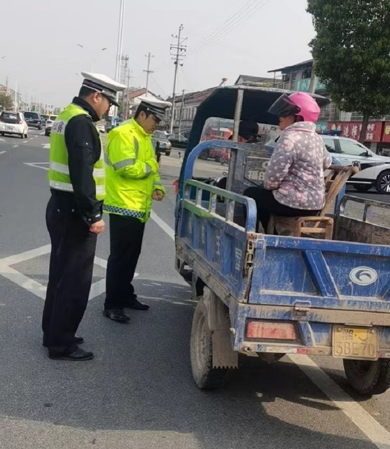 【打好安全生产巩固提升仗】汉寿交警：自搬板凳当座椅 违法载人隐患大