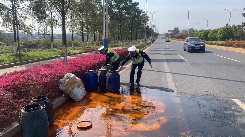汉寿县交警大队：三轮车甩落油桶污染地面  交警及时帮忙处置