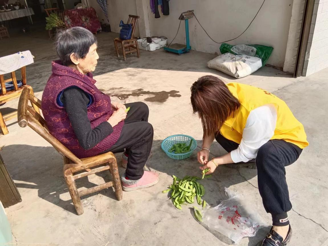 汉寿县坡头镇：居家上门服务  温暖高龄老人