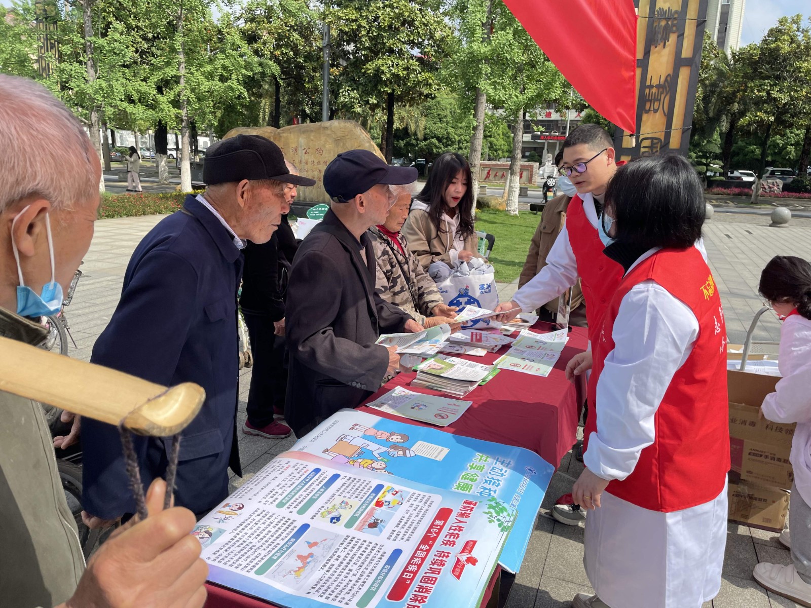 汉寿县疾控中心开展4.25全国儿童预防接种日宣传活动