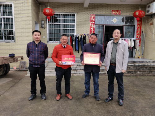 汉寿县岩汪湖镇：上门送喜报  荣誉进家门