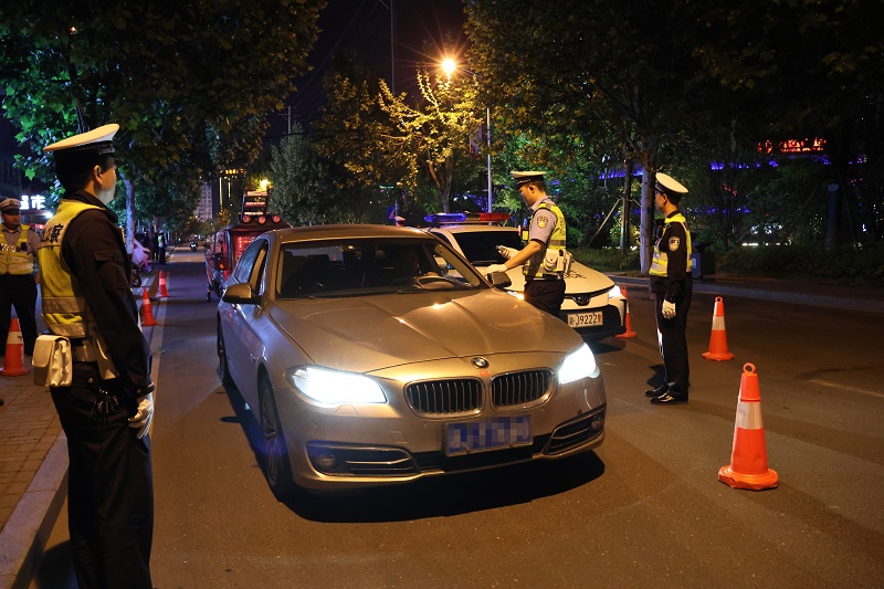 【打好安全生产巩固提升仗】汉寿交警开展“五一”节前夜查酒驾突击整治行动
