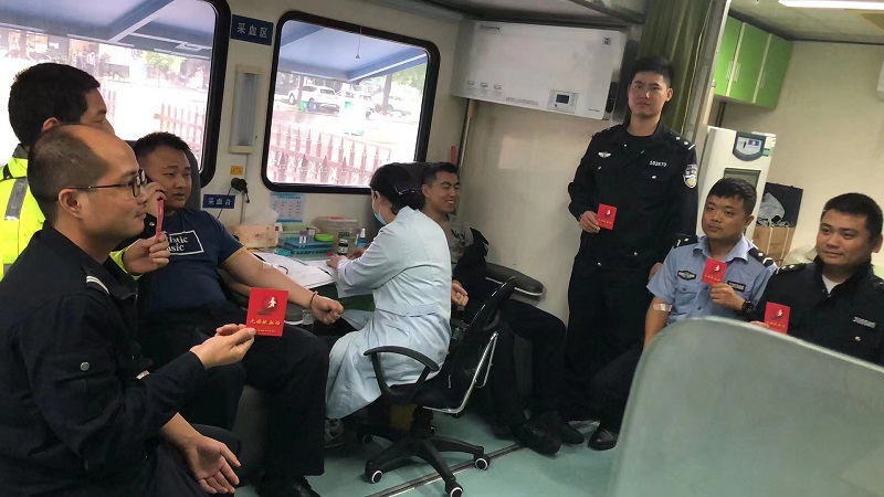 汉寿交警组织开展无偿献血志愿服务活动