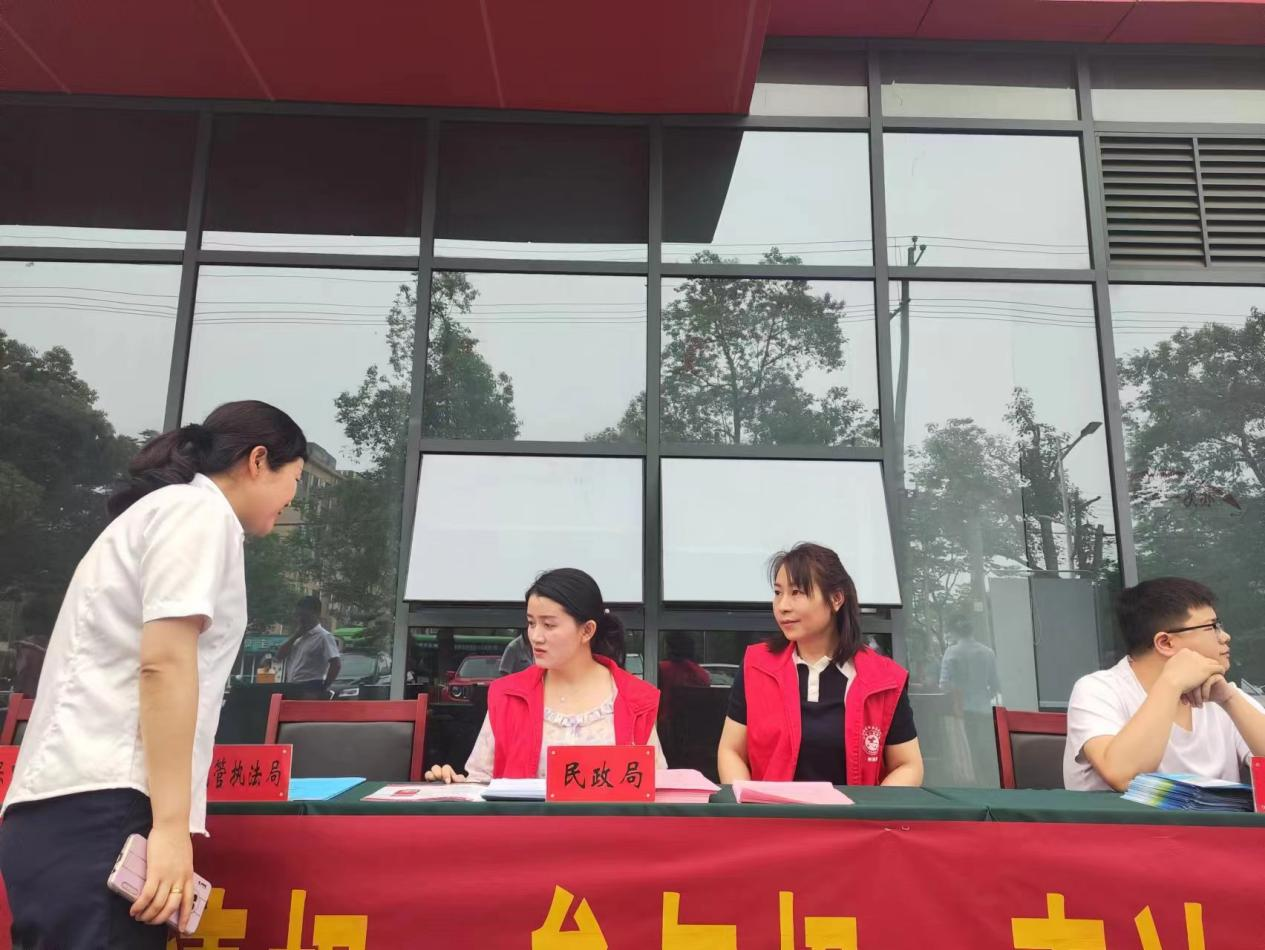 汉寿县民政局开展“5·15政务公开日”宣传活动