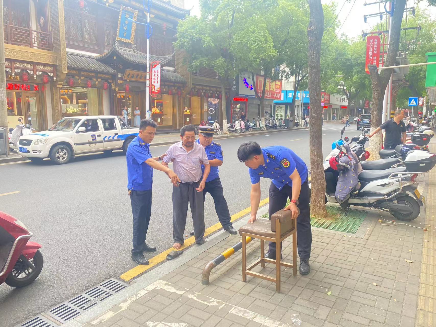 【幸福汉寿】汉寿：老人不慎摔倒 城管助人暖民心
