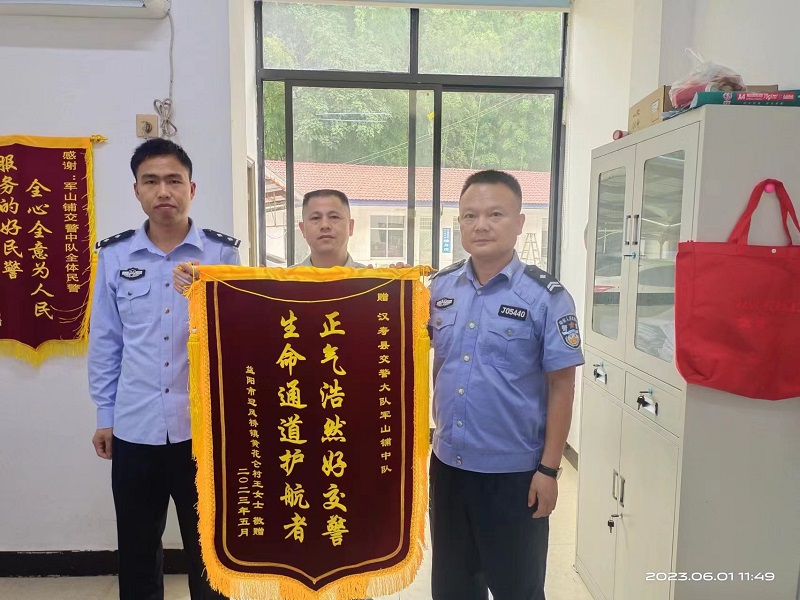 汉寿：正气浩然好交警  生命通道护航者