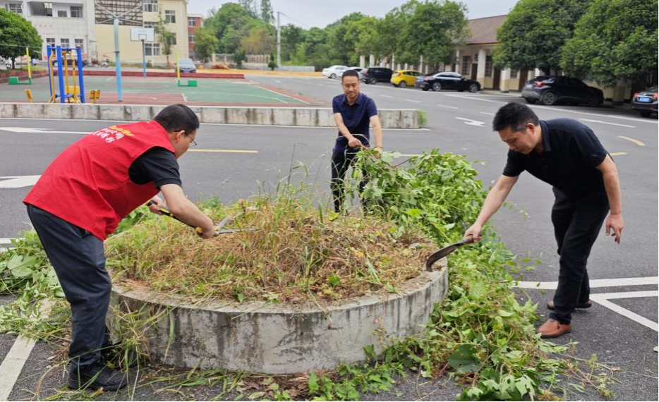 汉寿县朱家铺镇开展“门墙亭廊栏”专项 清理整治行动