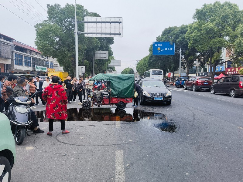 汉寿三轮车遇车祸漏撒食用油，交警快速处理除隐患