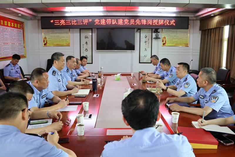 常德市公安交警支队为汉寿县公安交警大队“党员先锋岗”授牌
