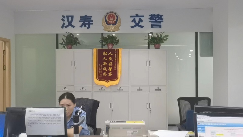 汉寿交警：贴心服务赢赞誉  群众致谢送锦旗
