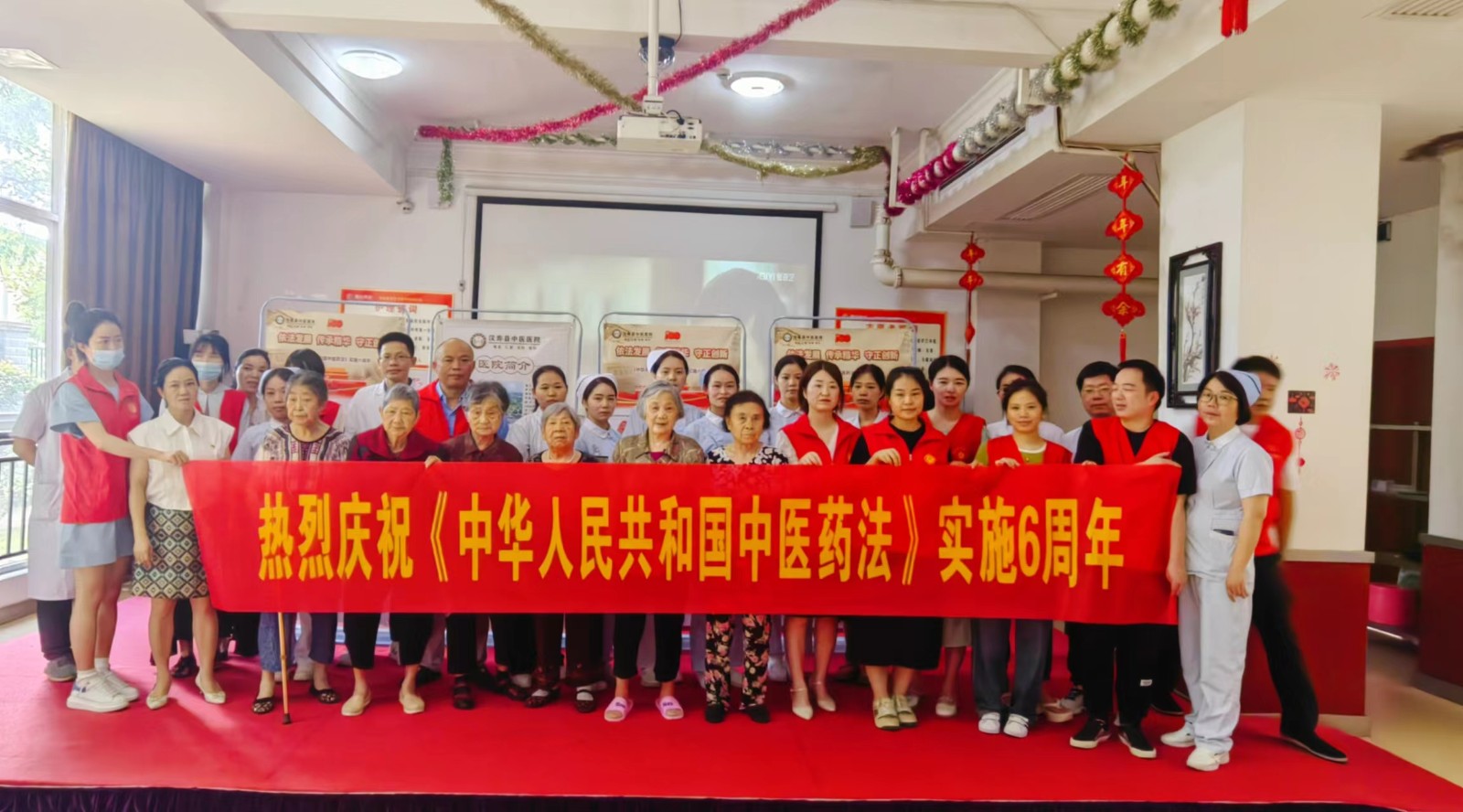 【法治宣传教育】汉寿县中医医院开展《中华人民共和国中医药法》实施六周年宣传暨义诊主题党日活动