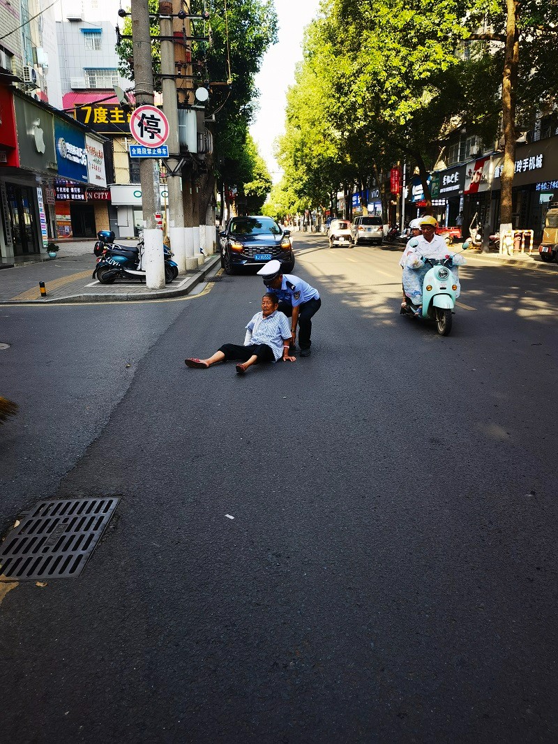 汉寿县公安交警大队：高温天老人街头摔倒，热心交警出手相助