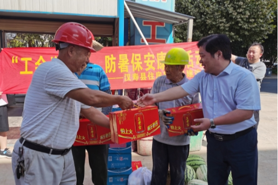 汉寿县住房和城乡建设局开展“工会送清凉，防暑保安康”活动