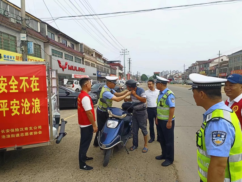 【打好安全生产巩固提升仗】汉寿公安局交通警察大队：头盔免费送，安全“戴”回家