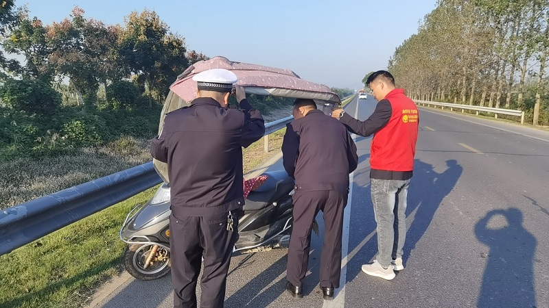 创建文明城市 汉寿交警在行动