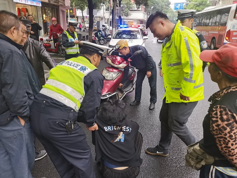 老人遇交通事故腿部受伤，汉寿交警疾驰护送就医