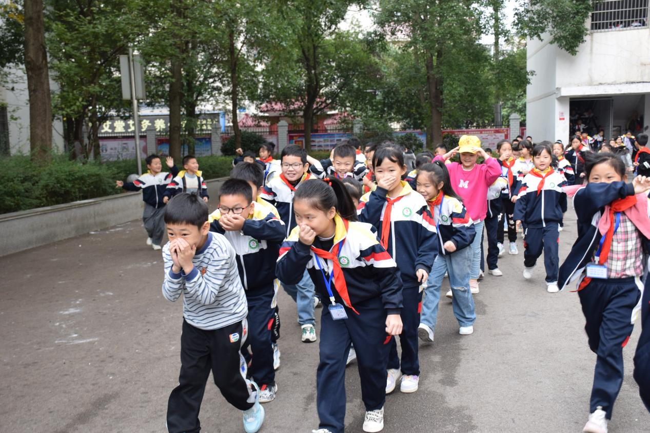 【打好安全生产巩固提升仗】汉寿县南岳路小学开展“防火、防震、防踩踏”紧急疏散演练活动