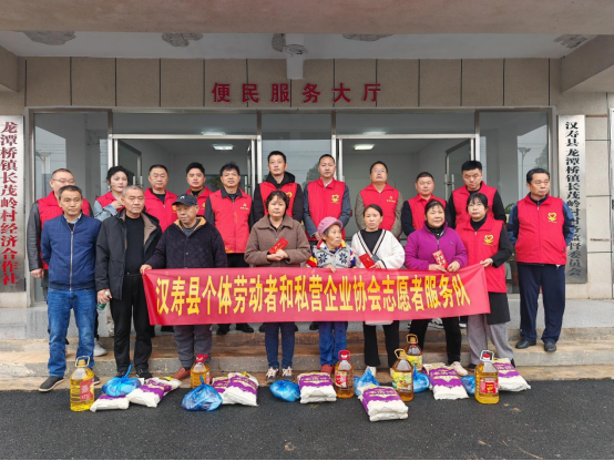 汉寿县个私协志愿者服务队到龙潭桥镇开展走访慰问活动