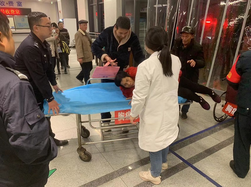 汉寿交警：警车护航 护送乡村患者紧急就医